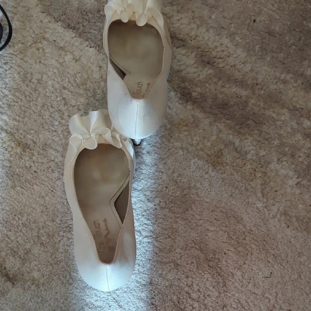 Vintage Nina Ivory Heels with Elegant Ruffle. Lovingly Pre-owned. As Is.